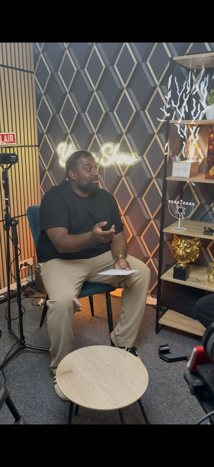 Jino Wilson dans le studio YinonShow
